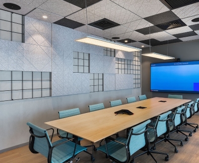 תקרה מחורצת חצי שקועה - משרדי ירון לוי - תכנון א.ר. גרינברג -צלם עמית גושר 