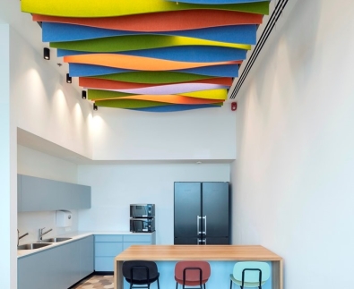 תקרת Baffle Wave -אלמנט תקרה ורטיקלי - תכנון רונן דוידוף, צילום עוזי פורת